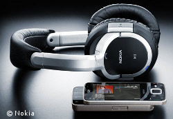 Das N96 koppelt sich gern per Bluetooth und kann so auch mit hochwertigen Stereo-Headsets verbunden werden. F&uuml;r Kabel-Kopfh&ouml;rer steht die 3,5-mm-Klinkenbuchse zur Verf&uuml;gung.